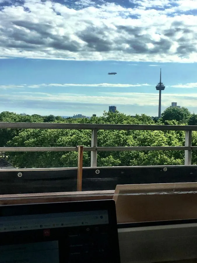 2 Zimmer Apartment Mit Blick Auf Den Koelner Dom