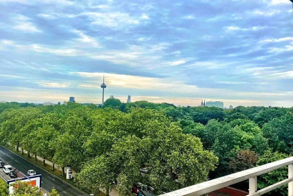 2 Zimmer Apartment Mit Blick Auf Den Koelner Dom