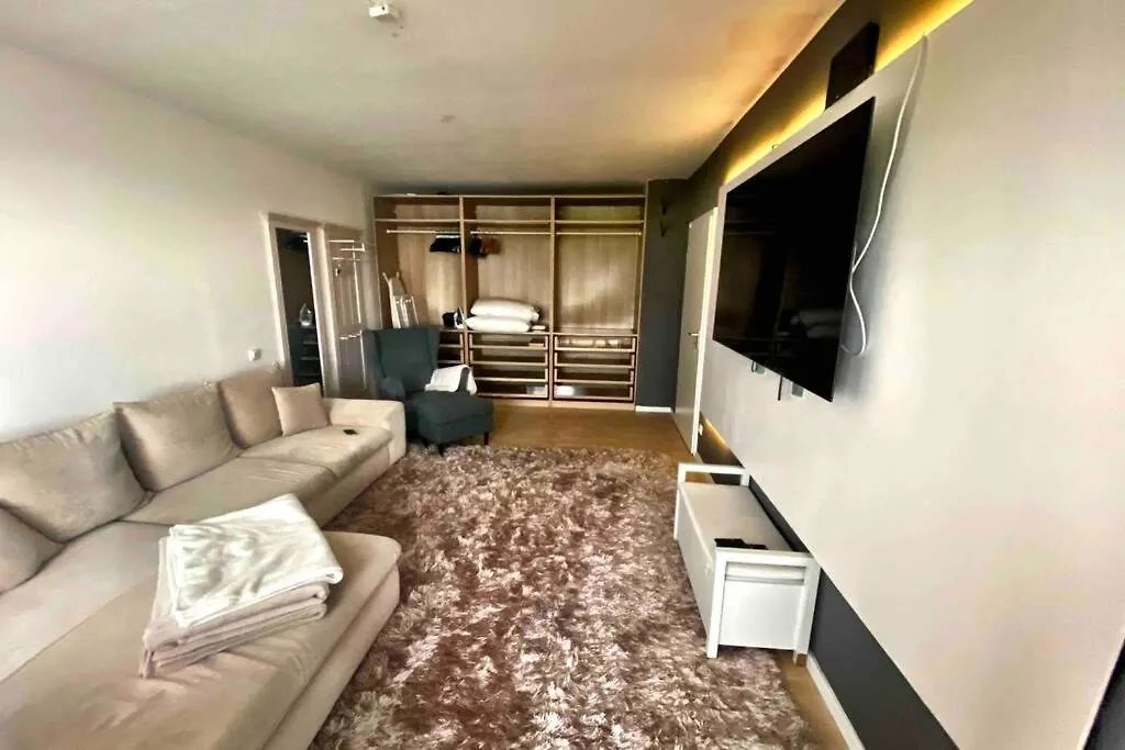 2 Zimmer Apartment Mit Blick Auf Den Koelner Dom