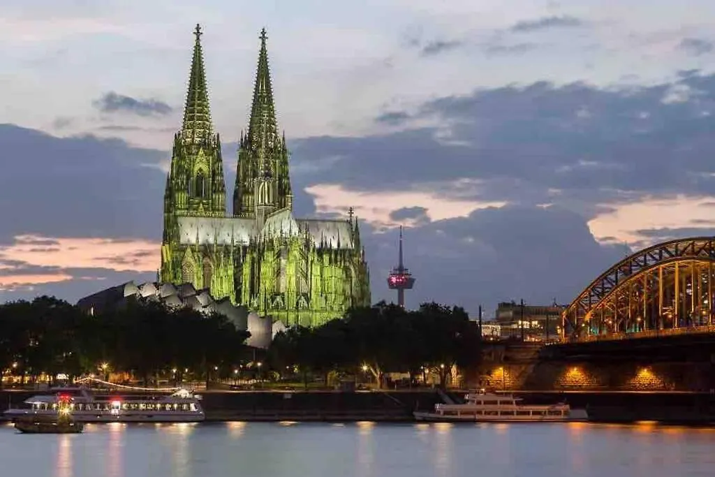 2 Zimmer Apartment Mit Blick Auf Den Koelner Dom